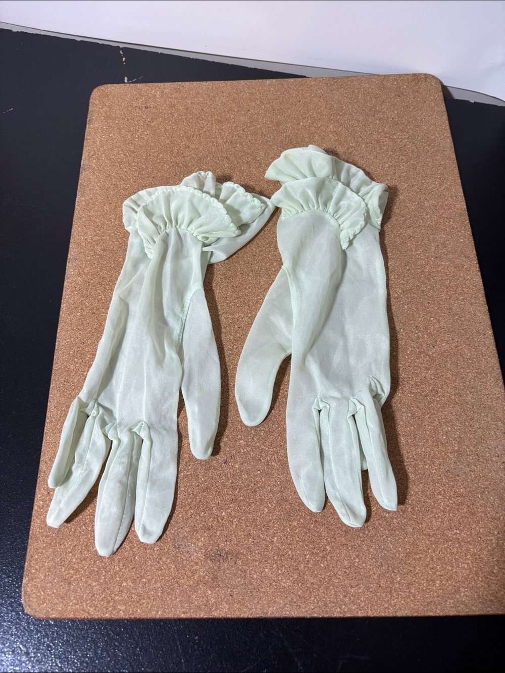 💐3/$15 Vintage Light Green Ruffled Wrist Gloves - Women's Fashion Accessory